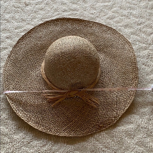 Straw hat - Picture 1 of 3
